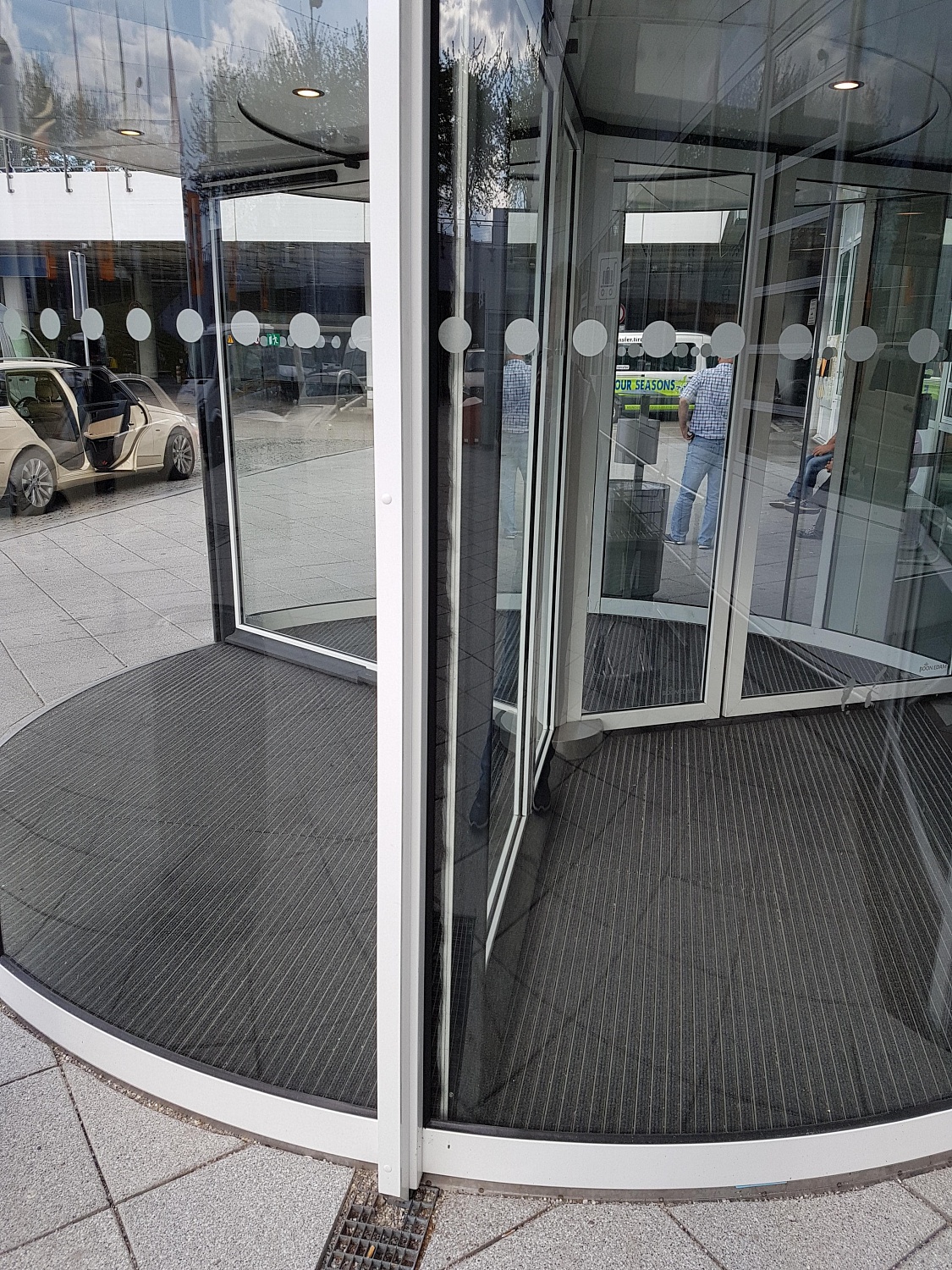 Заказать установку автоматических дверей в Ялте. Монтаж выполняется командой профессионалов с опытом работы более 9 лет. 