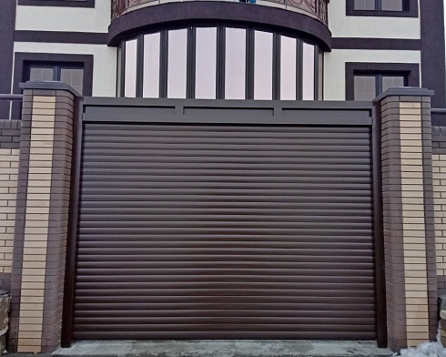 Роллетные ворота Алютех серии Prestige со сплошным алюминиевым профилем роликовой прокатки AG/77 с доставкой в Ялте 