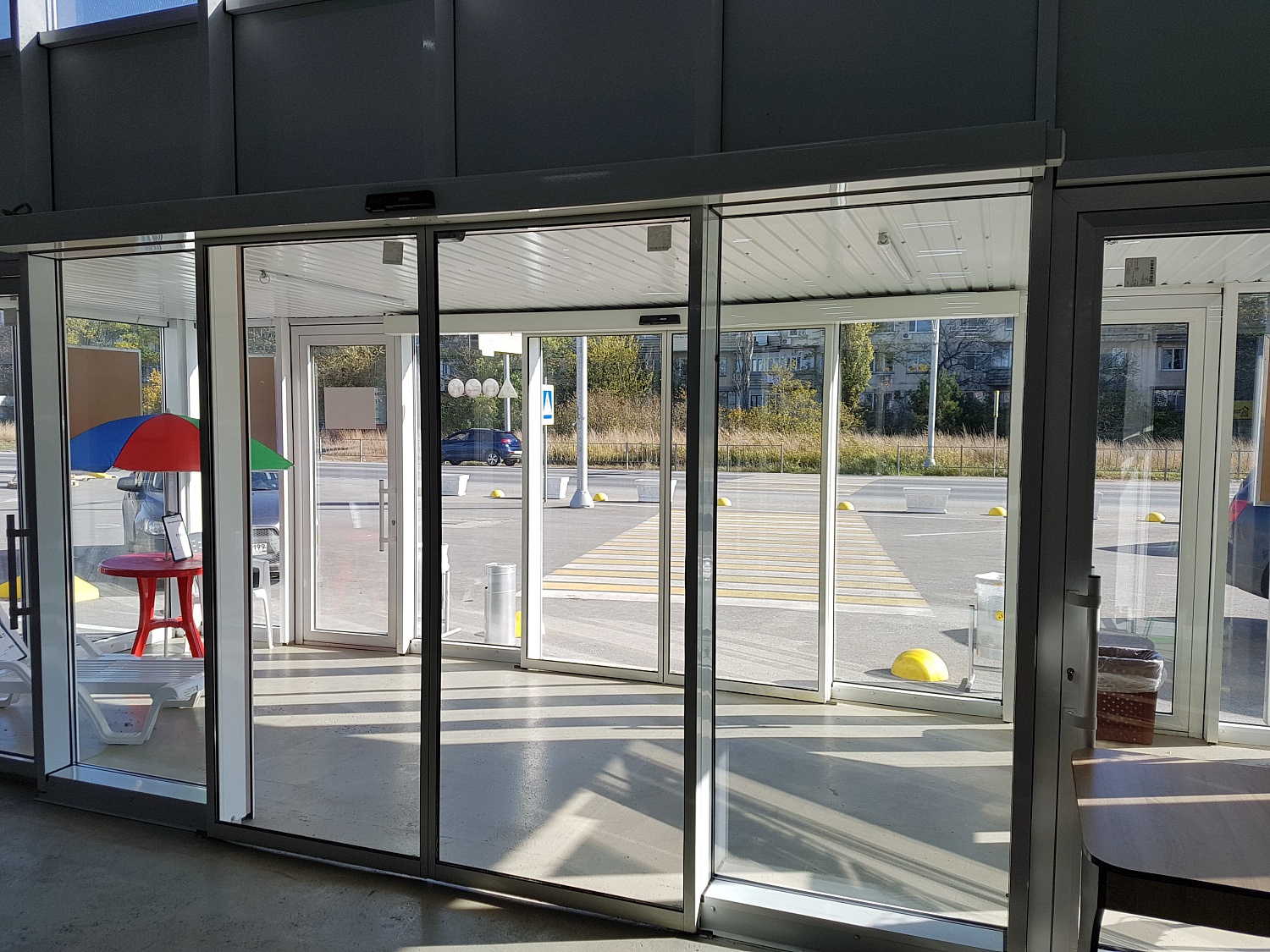 Заказать установку автоматических дверей в Ялте. Монтаж выполняется командой профессионалов с опытом работы более 9 лет. 